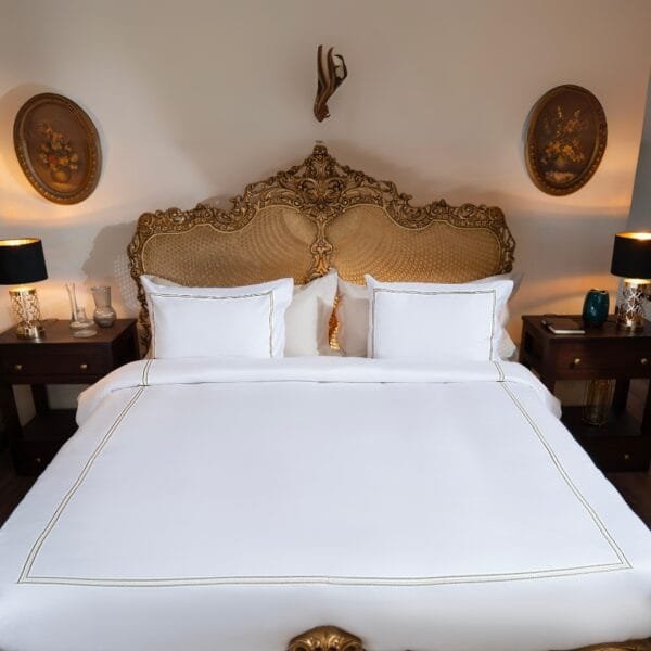 Golden Line Square Bedding Set – Sophisticated Elegance in Every Detail